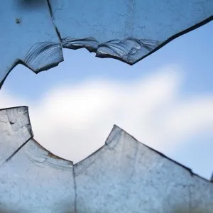 broken-window-960188_960_720 broken-window-960188_960_720